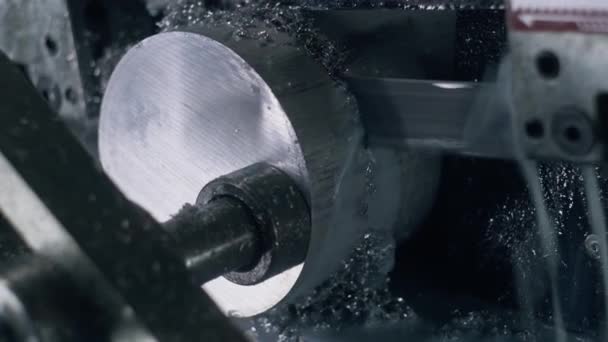 Çelik Boruyu Kesen Soğutucu Sıvıyı Kullanan Bant Testeresini Yakından Çek — Stok video