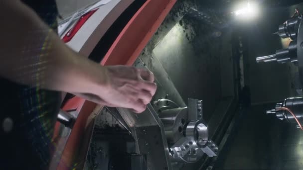기술자는 Cnc 기계를 회전시키는 공장에서의 전문적 영화의 개념은 생산을 렌즈로 — 비디오