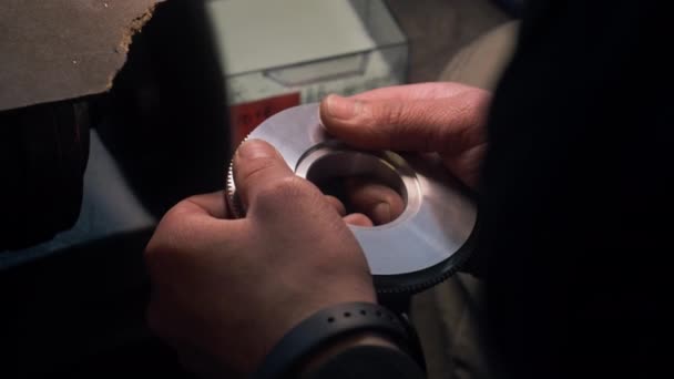 Τεχνικός Καθαρίζει Την Κομμένη Θέση Του Τεμαχίου Μετάλλων Από Μηχανή — Αρχείο Βίντεο