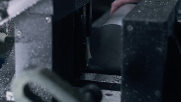 Erfahrener Arbeiter Legt Metallstangen Mit Spinnwalzen Auf Den Schreibtisch Handwerker — Stockvideo