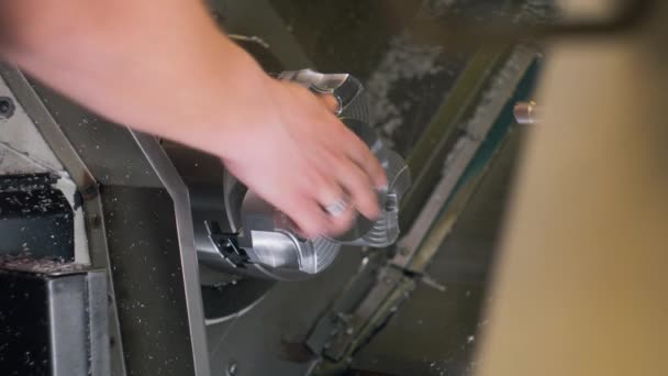 Techniker Installiert Metallwerkstück Drehfräsmaschine Auf Fabrik Drehmaschine Mit Cnc Software — Stockvideo
