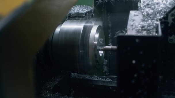 Close Tiro Girar Máquina Moagem Fiação Corte Peça Metal Básico — Vídeo de Stock