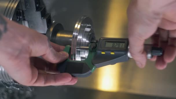Tekniker Gör Mätningar Metall Arbetsstycke Med Digital Elektrisk Mikrometer Svarvning — Stockvideo