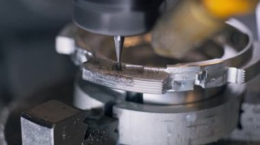Fabrikadaki profesyonel değirmen makinesiyle sinüs lensi işyerindeki olukları kesme işlemi. Metal işçiliği ve sinema lensleri üretimi. Üretim ve endüstriyel ekipman kavramı. Kapat..