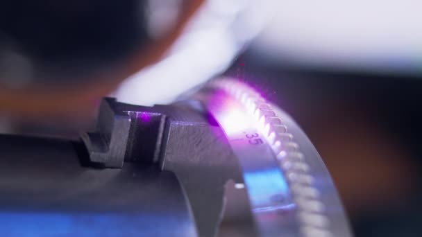 Máquina Gravação Laser Cnc Moderna Números Corte Peça Metal Para — Vídeo de Stock
