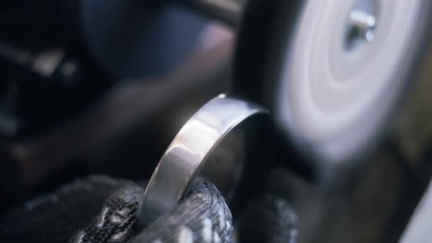 加工金属工件时 用抛光盘在磨床上工作的工匠的近照 电影镜头在工厂生产 制造业 工业和技术的概念 — 图库视频影像
