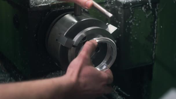 エンジニアは旋削フライス加工で金属加工を変更し プロの工具で測定します シネマレンズ生産 製造業 技術の概念 閉じろ — ストック動画