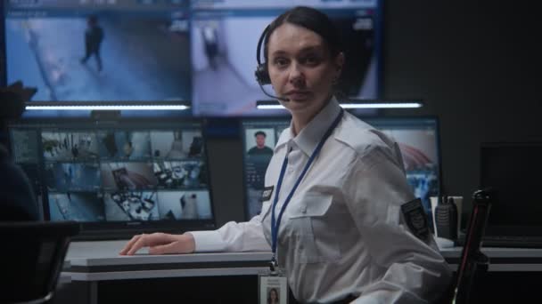Kvinnlig Operatör Headset Polisens Övervakningscentral Vänder Och Tittar Kameran Datorskärmar — Stockvideo