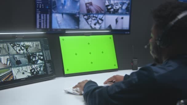 Afro Amerikaanse Mannelijke Operator Werkt Beveiligingscentrum Groot Digitaal Scherm Computer — Stockvideo