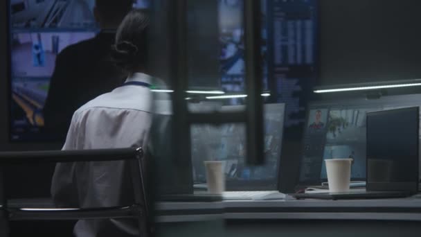 Kadın Güvenlik Görevlisi Polis Izleme Merkezinde Bilgisayar Üzerinde Çalışıyor Güvenlik — Stok video