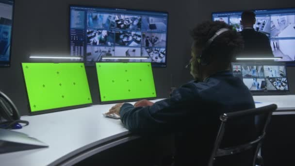 Ufficiali Misti Gli Operatori Controllano Telecamere Sicurezza Dipendenti Lavorano Nel — Video Stock