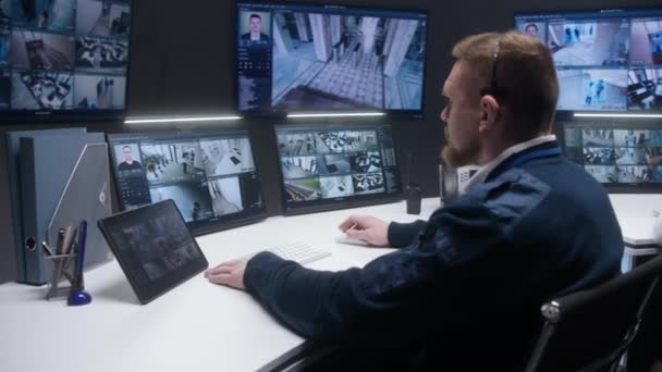 Чоловік Охоронець Навушниках Спостерігає Камерами Cctv Розпізнаванням Обличчя Поліцейському Центрі — стокове відео