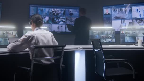 Mitarbeiter Multiethnischer Sicherheitsdienste Überwachen Überwachungskameras Der Polizeiwache Mehrere Große Bildschirme — Stockvideo