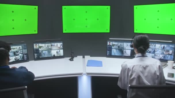 Офицеры Мужского Женского Пола Контролируют Камеры Видеонаблюдения Помощью Искусственного Интеллекта — стоковое видео