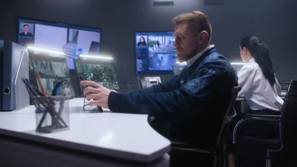 Muž Bezpečnostní Důstojník Používá Tablet Kontroluje Kamery Umělou Inteligencí Rozpoznávání — Stock video