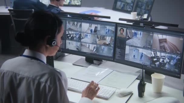 Kobieta Operatorka Monitoringu Kontroluje Kamery Skanowania Twarzy Komputerze Pracownicy Pracują — Wideo stockowe