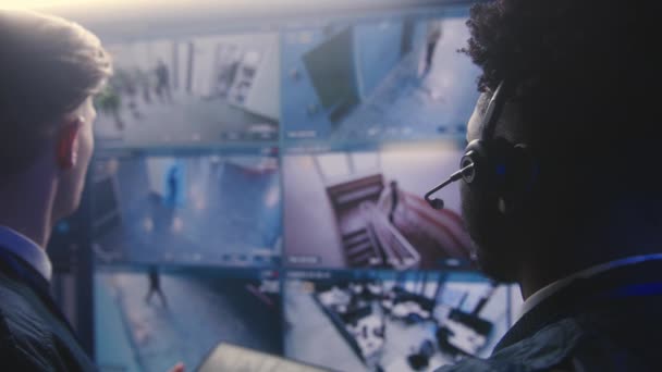 Dipendenti Multietnici Controllano Telecamere Circuito Chiuso Con Riconoscimento Facciale Nel — Video Stock