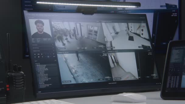 Videofilmer Övervakningskameror Med Ansiktsskanningssystem Som Visas Datorskärmar Och Surfplattor Stor — Stockvideo
