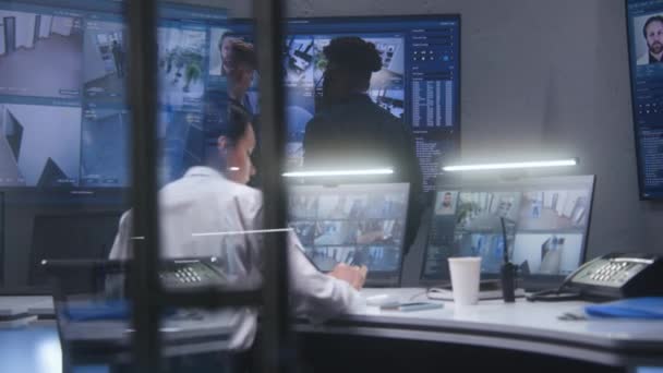 Dipendenti Della Sicurezza Monitorano Telecamere Circuito Chiuso Con Scansione Facciale — Video Stock