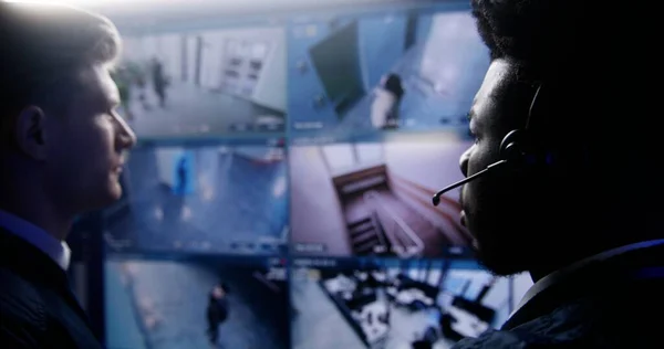 Multietničtí Zaměstnanci Ovládají Kamery Umělou Inteligencí Obličeje Policejním Monitorovacím Centru — Stock fotografie