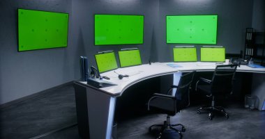 Güvenlik kontrol merkezinde CCTV kameralarını izlemek için çalışma alanı. Masadaki bilgisayar monitörleri ve duvardaki büyük dijital ekranlarda kroma anahtarı güvenlik kamerası görüntülerini gösteriyor. Yeşil Ekran.