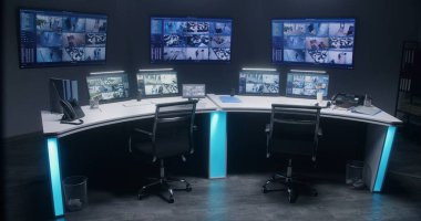 Yapay zeka yüz tanıma sistemiyle mobese kameralarını izlemek için modern güvenlik kontrol merkezinde çalışma alanı. Bilgisayar monitörleri, tablet ve güvenlik kameralarının görüntülerini gösteren büyük dijital ekranlar.