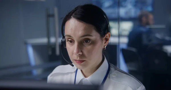 Kulaklıktaki Kadın Güvenlik Operatörü Bilgisayardaki Cctv Kameralarını Kontrol Ediyor Güvenlik — Stok fotoğraf