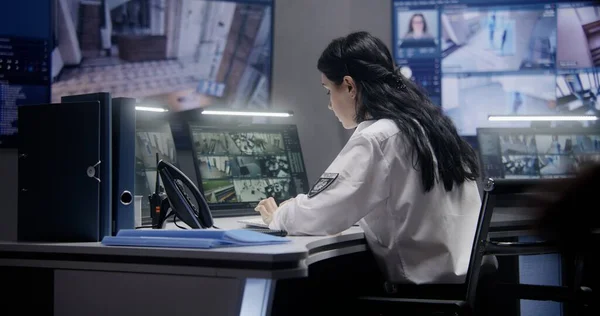 Női Biztonsági Tiszt Számítógépen Dolgozik Rendőrségi Megfigyelőközpontban Multi Etnikai Dolgozók — Stock Fotó