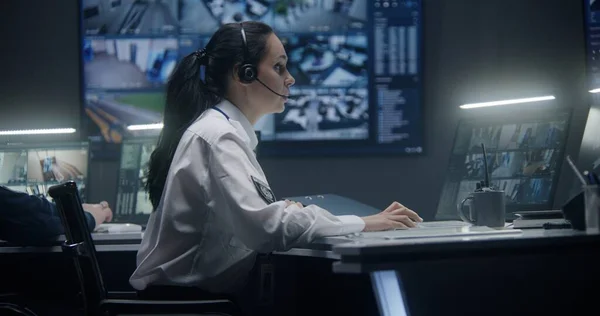 Die Bedienerin Headset Betätigt Die Tastatur Und Steuert Überwachungskameras Mit — Stockfoto