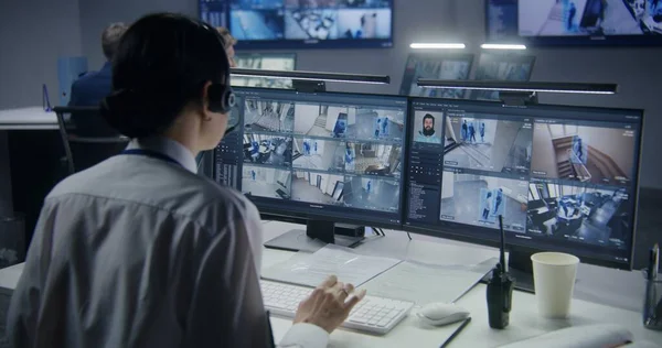Oficer Ochrony Słuchawkach Kontroluje Kamery Rozpoznawaniem Twarzy Komputerze Kobieta Pracuje — Zdjęcie stockowe