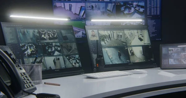 Monitores Computadora Tableta Mostrando Imágenes Video Cámaras Vigilancia Con Sistema — Foto de Stock