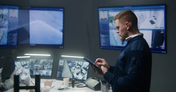Мужчина Контролирует Камеры Наблюдения Полицейском Центре Наблюдения Использует Планшет Компьютерные — стоковое фото