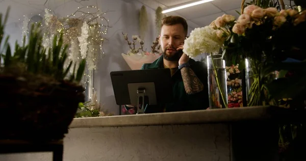 Erkek Girişimci Sahibi Çiçekçi Telefonla Konuşuyor Dijital Tablet Kullanarak Müşteri — Stok fotoğraf
