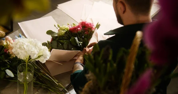 Florista Profesional Masculino Empresario Vendedor Envuelve Ramo Flores Frescas Papel — Foto de Stock