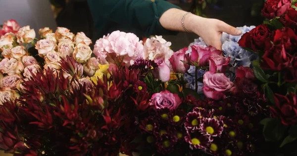 판매자는 꽃병에서 가게에서 고객을 꽃다발을 수집하고 부조화의 소매상 중소기업 기업가 — 스톡 사진