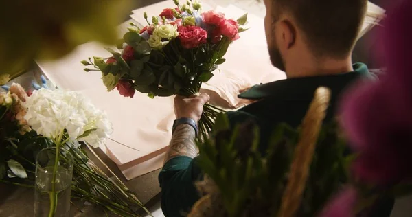 Florista Profesional Masculino Empresario Vendedor Envuelve Ramo Flores Frescas Papel — Foto de Stock