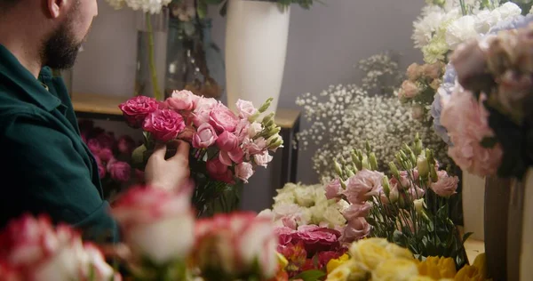 男性专业花商 企业家 卖家从花瓶中取出鲜花 在花店为顾客收集花束 花卉零售 小企业和创业的概念 — 图库照片