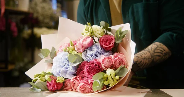 Männliche Florist Wickelt Schönen Strauß Verwendet Geschenkpapier Kollege Mit Blumenvase — Stockfoto