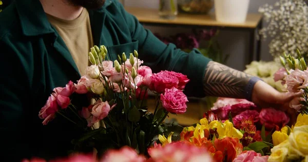 Floristería Profesional Masculina Propietario Vendedor Toma Flores Frescas Primavera Florero — Foto de Stock