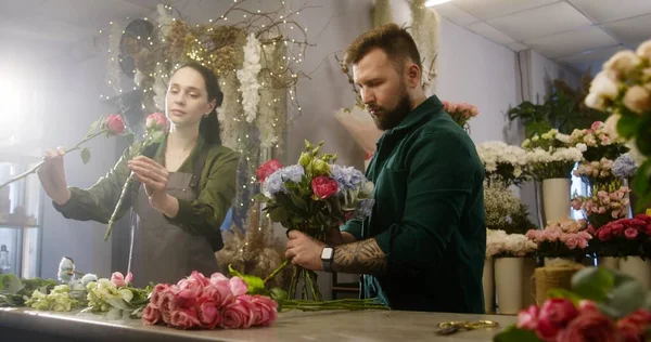 Çiçekçi Dükkanında Iki Çiçekçi Birlikte Çok Renkli Güzel Bir Buket — Stok fotoğraf