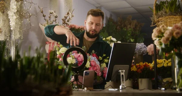 Muž Květinářství Sbírá Kytice Květinářství Květinářství Nahrává Video Pro Blog — Stock fotografie