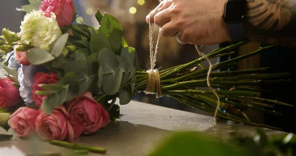 Virágárus Összeköti Asztali Virágokat Zsinórral Metszőollyal Ember Létrehoz Egy Gyönyörű — Stock Fotó