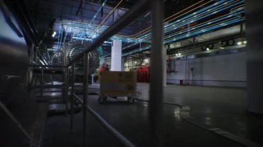 Çeşitli ağır endüstri çalışanları gaz dağıtım istasyonundan geçiyor. 3 boyutlu bilgisayar grafikleri, doğalgaz, petrol veya yakıt nakli için boru hatlarının animasyonu. Modern ve dijital gaz taşıma sistemi.