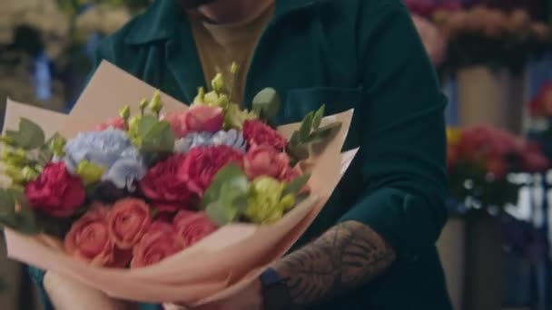 Zbliżenie Strzał Profesjonalny Kwiaciarnia Zawijania Piękny Bukiet Papieru Pakowania Wazony — Wideo stockowe