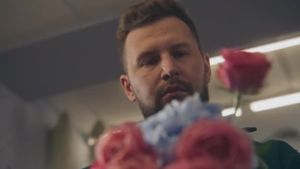 花屋で働いている花屋起業家のショットを閉じます 濃縮された人は販売か配達に新しい花を使用する美しい花束を集める 小売業の花ビジネスと起業家精神 — ストック動画