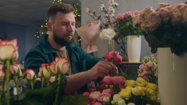 Florista Profesional Masculino Empresario Vendedor Toma Flores Frescas Jarrón Recoge — Vídeos de Stock