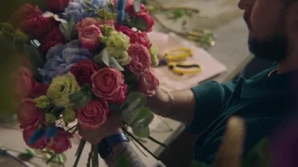 Florista Profesional Masculino Empresario Vendedor Recoge Ramo Hace Composición Flores — Vídeos de Stock