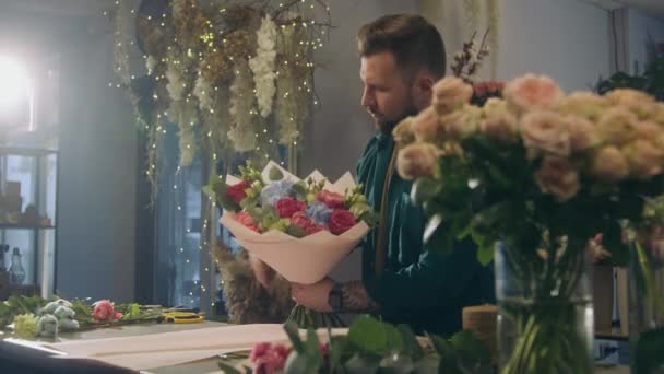 Florist Entreprenör Samlar Vackra Bukett Blomsteraffär Människan Ser Färska Blommor — Stockvideo