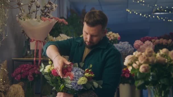 Florista Profissional Recolhe Mantém Belo Buquê Nas Mãos Sorrisos Olha — Vídeo de Stock