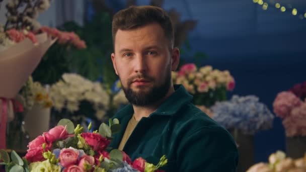 Professionell Manliga Florist Ller Nderna Vacker Bukett Ler Och Tittar — Stockvideo